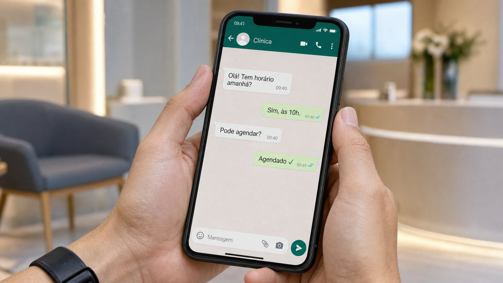 Celular mostrando uma conversa de WhatsApp de uma clínica respondendo um paciente sobre horário e agendamento