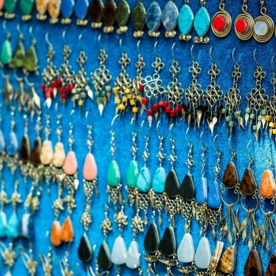 5 עגילים מומלצים ויפים 2025 שתרצו לקנות עכשיו