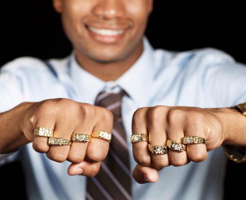 5 תכשיטים לגבר מומלצים 2025 ואיפה כדאי לקנות?