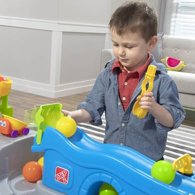 שולחן פעילות מסלולי כדורים + 2 משאיות ואביזרים נוספים STEP2