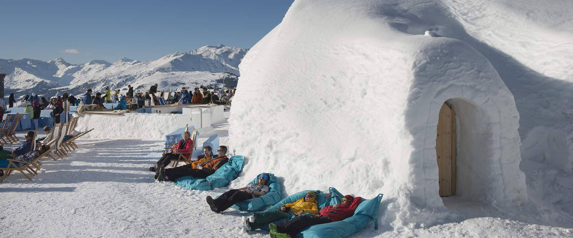skiers relax in the sun in mayrhofen