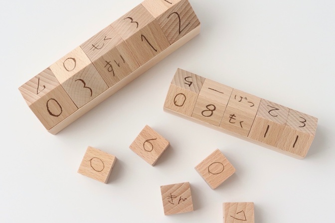 お子さまの手描き文字で世界に一つの万年カレンダーを作ります！