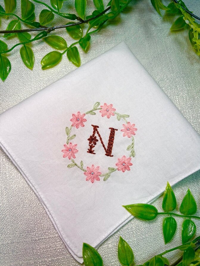 イニシャル刺繍ハンカチ