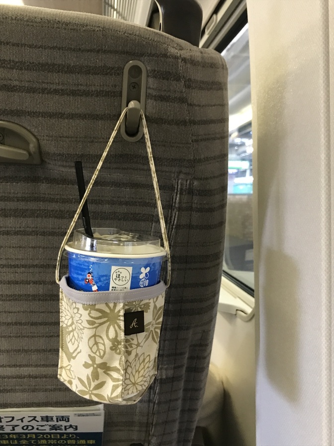 移動に便利な持ち手付きドリンクホルダー