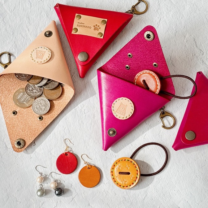 【革　三角コインケース】贈り物にもおすすめです