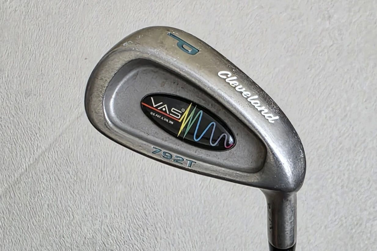 Hierro de golf Cleveland usado con tecnología 'VAS+' visible en la cabeza del palo.