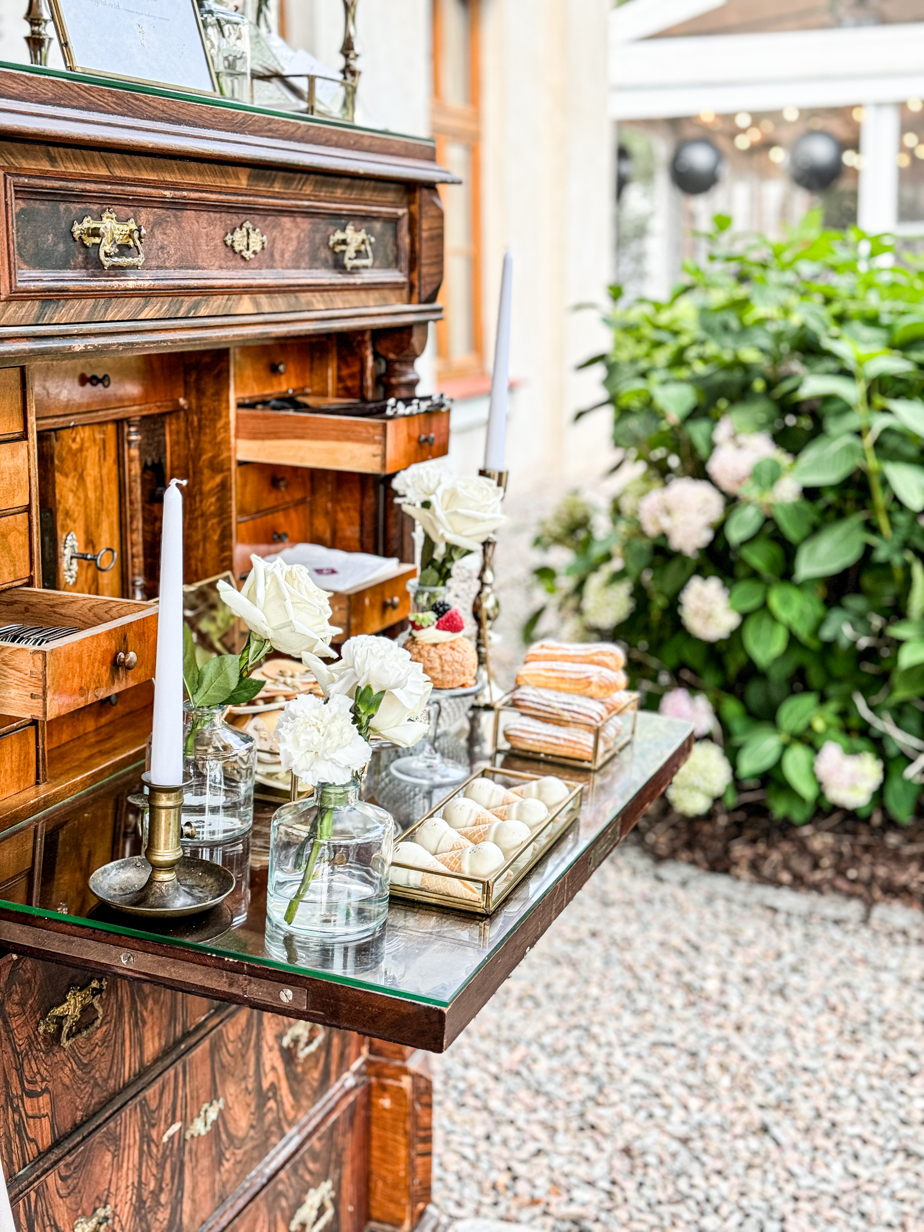 Słodki Sekretarzyk: Elegancja w Stylu Retro, antyczny mebel, sekretarzyk, mini rożki, eklery, Kraków Małopolska