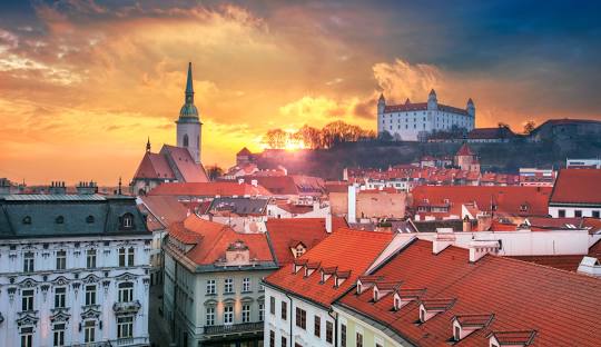 Politika a vláda Slovenska: Systém parlamentnej demokracie a politické zmeny