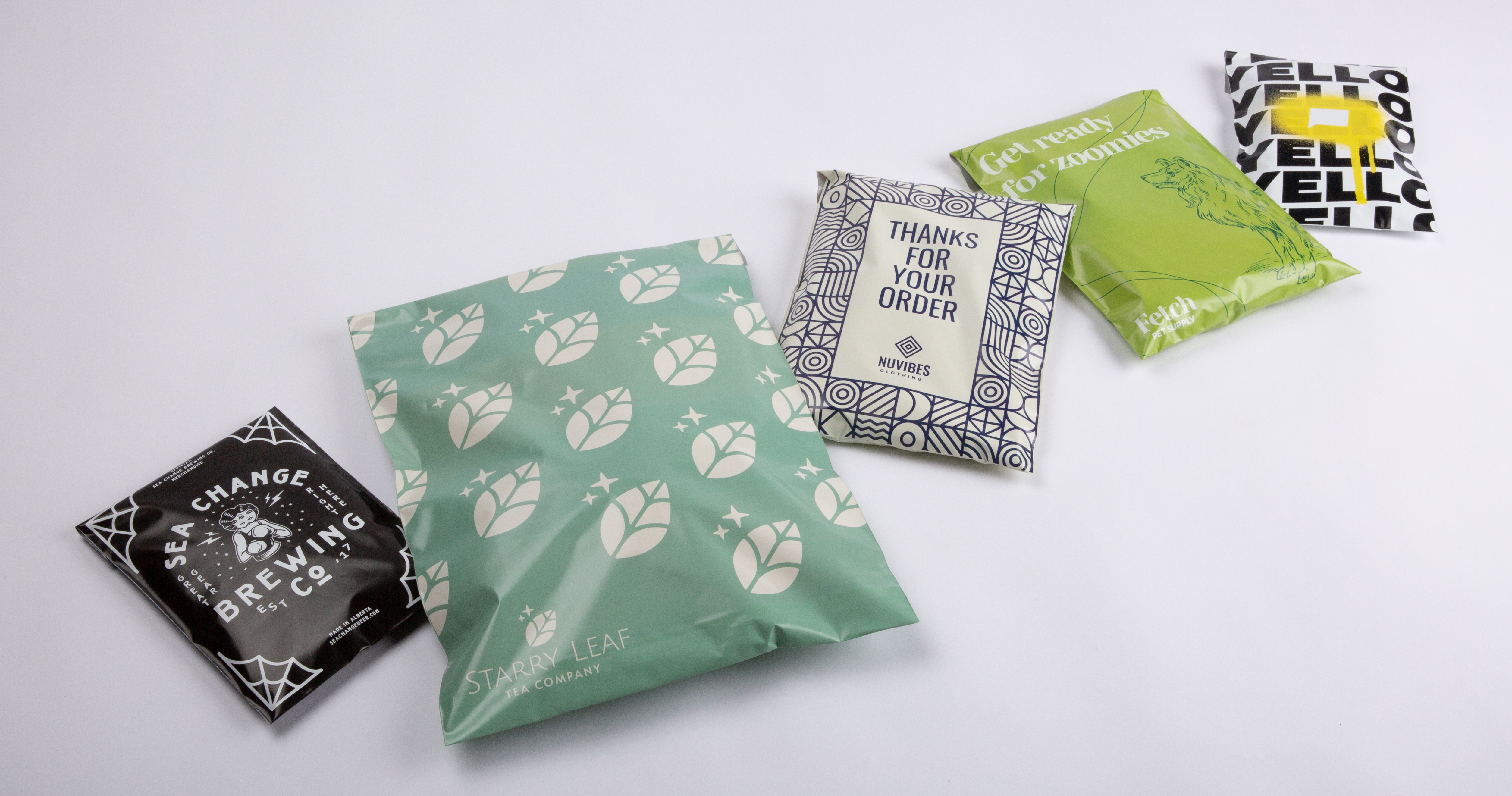 envelopes de plástico diferentes impressos a cores e com margem de sangria num fundo branco