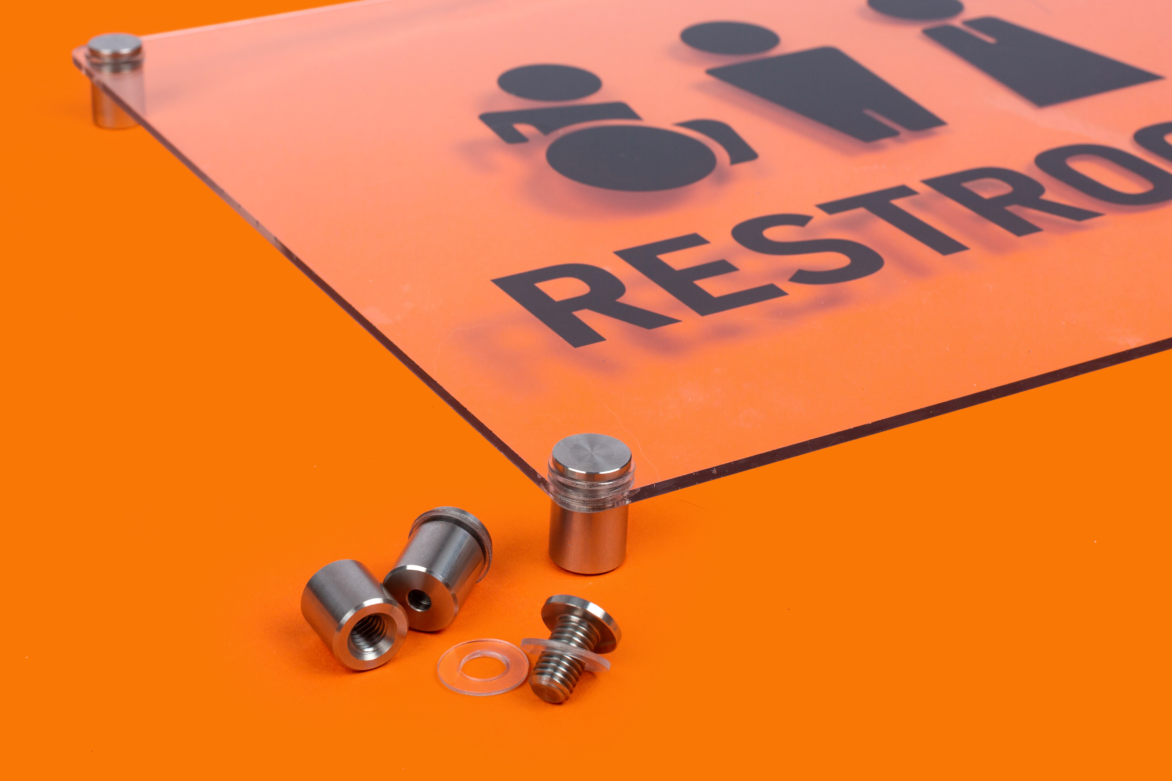 acryl bord op maat met metalen schroeven en ringetjes voor bevestiging