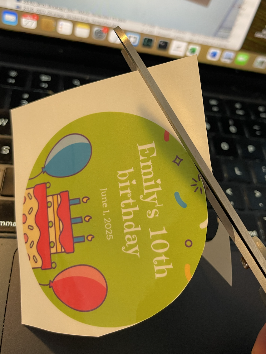 recortando stickers caseros con tijeras