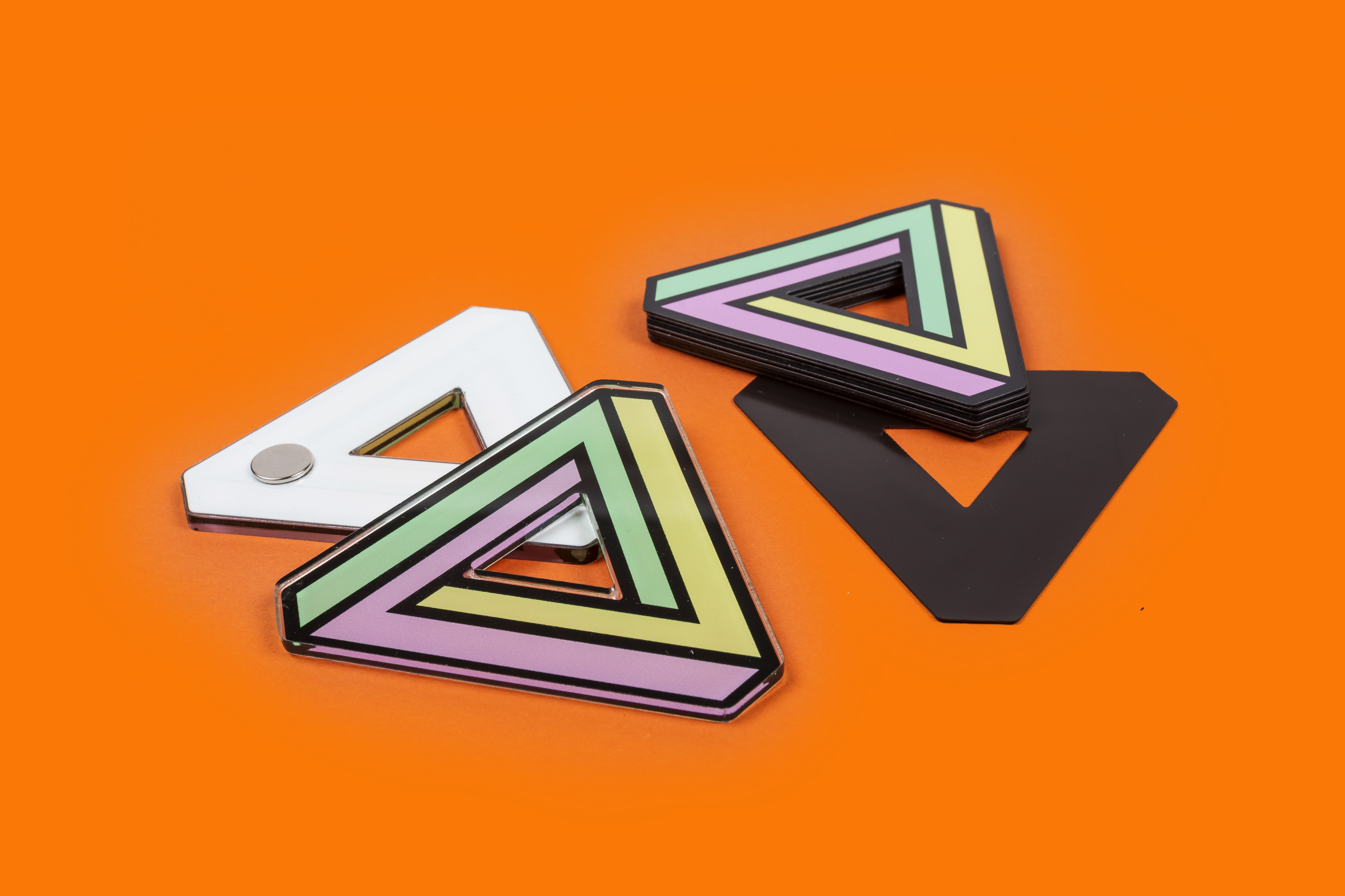 acrylique personnalisé et magnet personnalisé standard découpé en forme triangulaire avec une coupe intérieure triangulaire