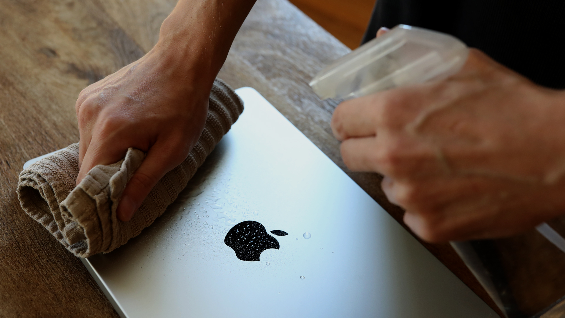 préparation de la surface de l'ordinateur portable pour les stickers