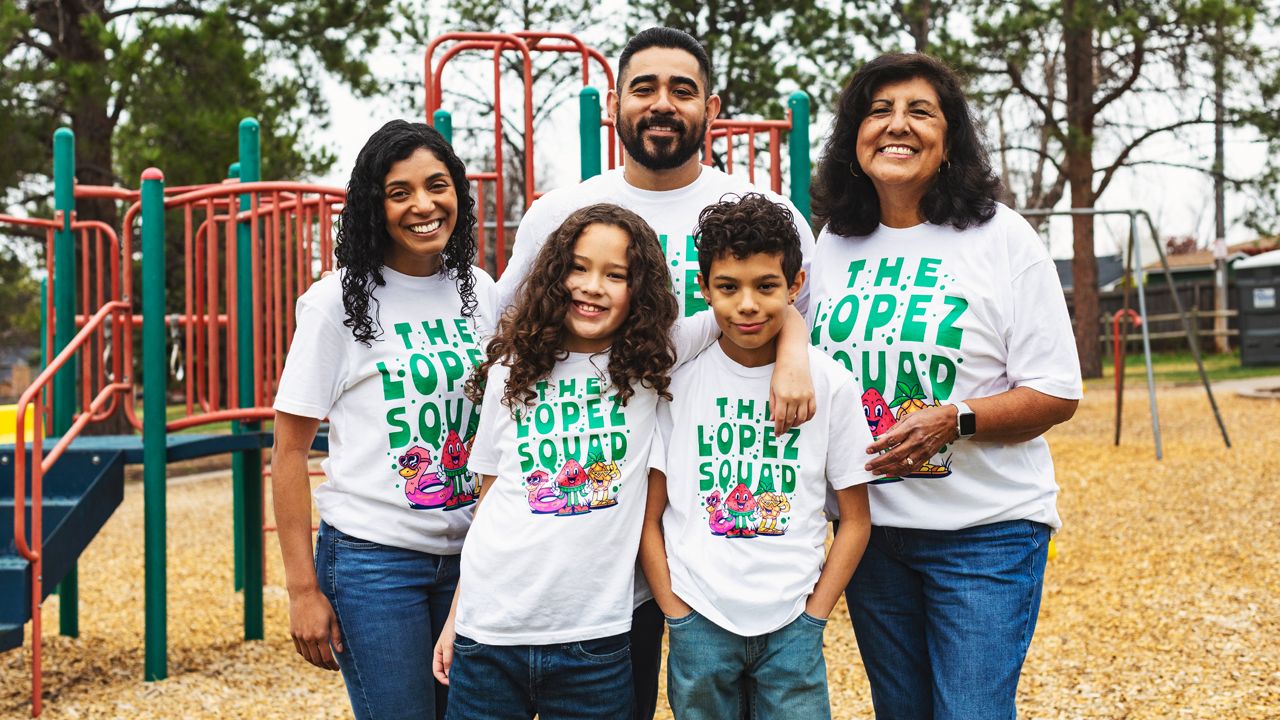 familia con camisetas personalizadas de sticker mule