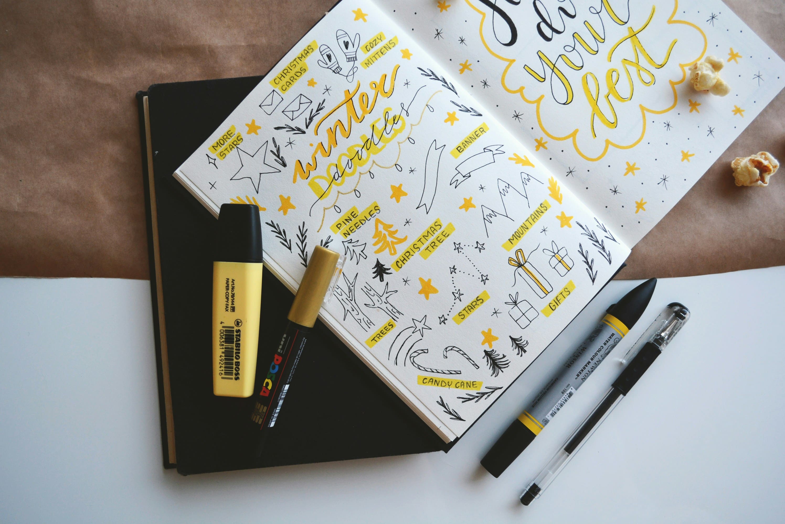 Cuaderno de bocetos con bocetos y ideas para usar en el proceso de diseño de stickers personalizados.