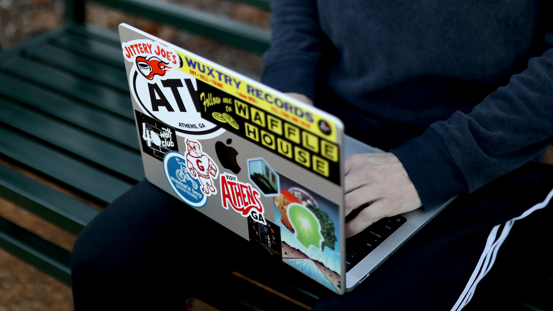 O melhor jeito de aplicar adesivos a um notebook
