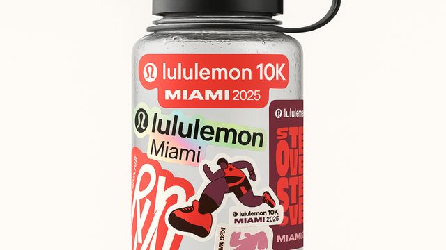 stickers Lululemon sur une bouteille d'eau