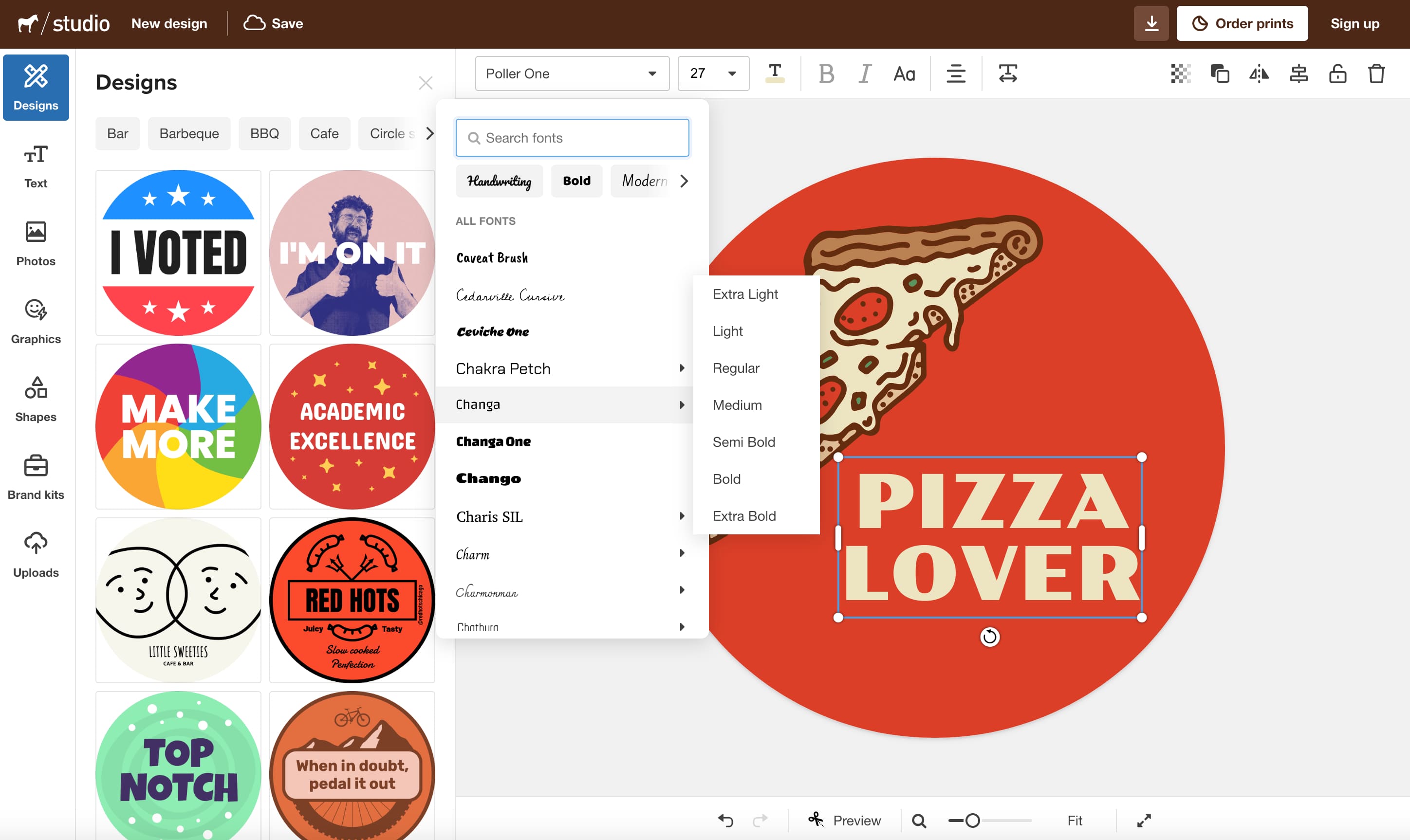 Opciones de fuente en la función Studio de Sticker Mule con un menú desplegable de todas las fuentes disponibles junto con un diseño de sticker redondo 'Pizza Lover'.