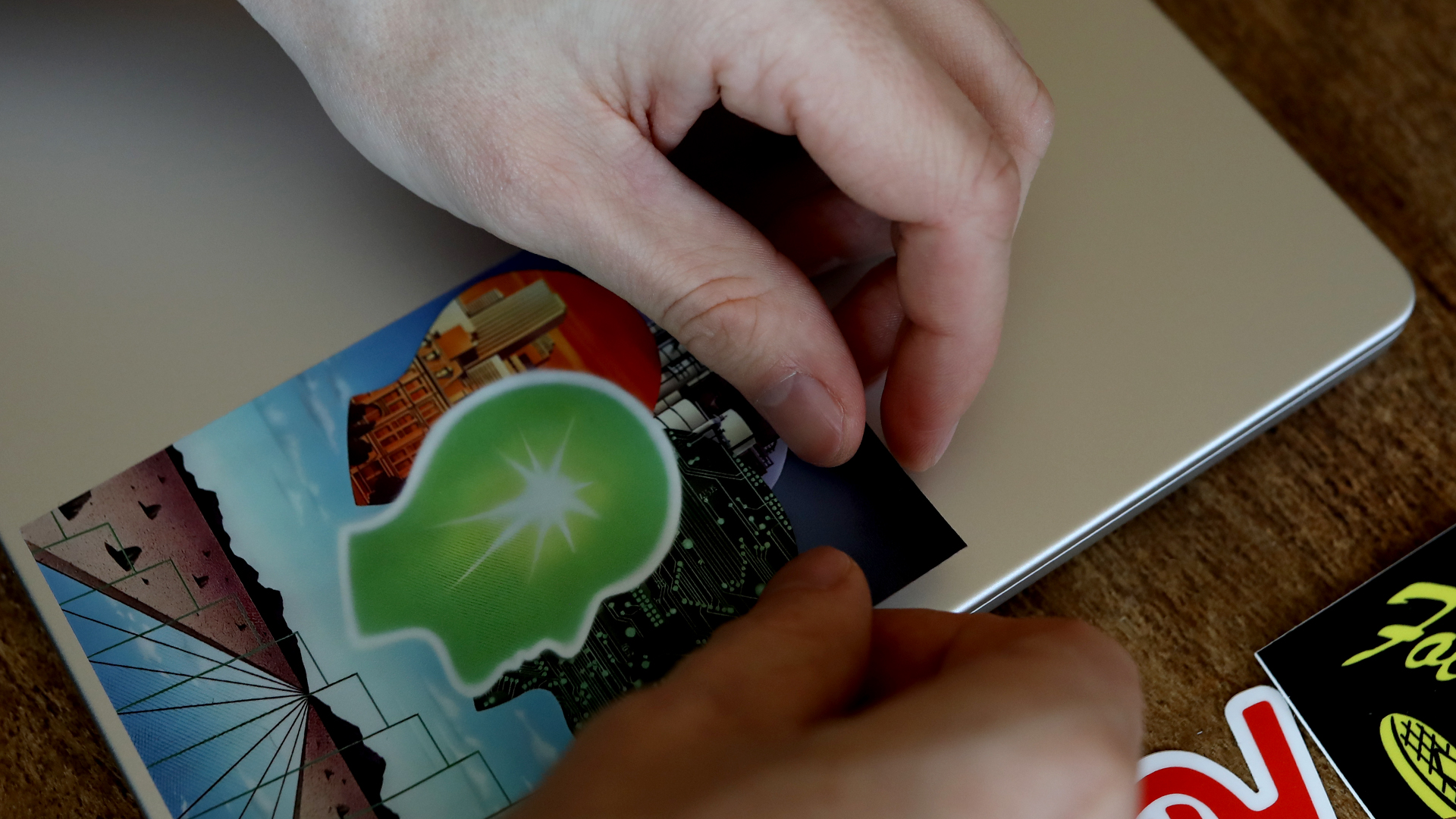 coller légèrement votre sticker au début