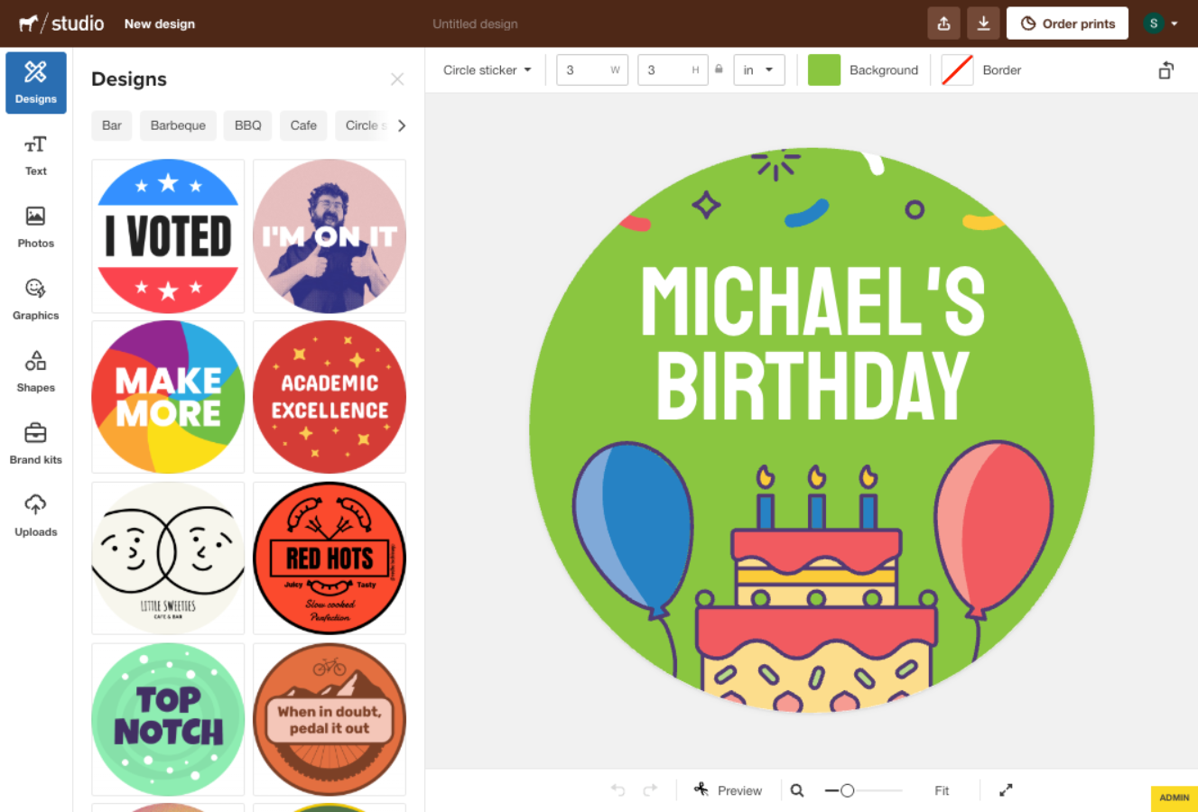 Plantilla verde de cumpleaños con tarta y globos