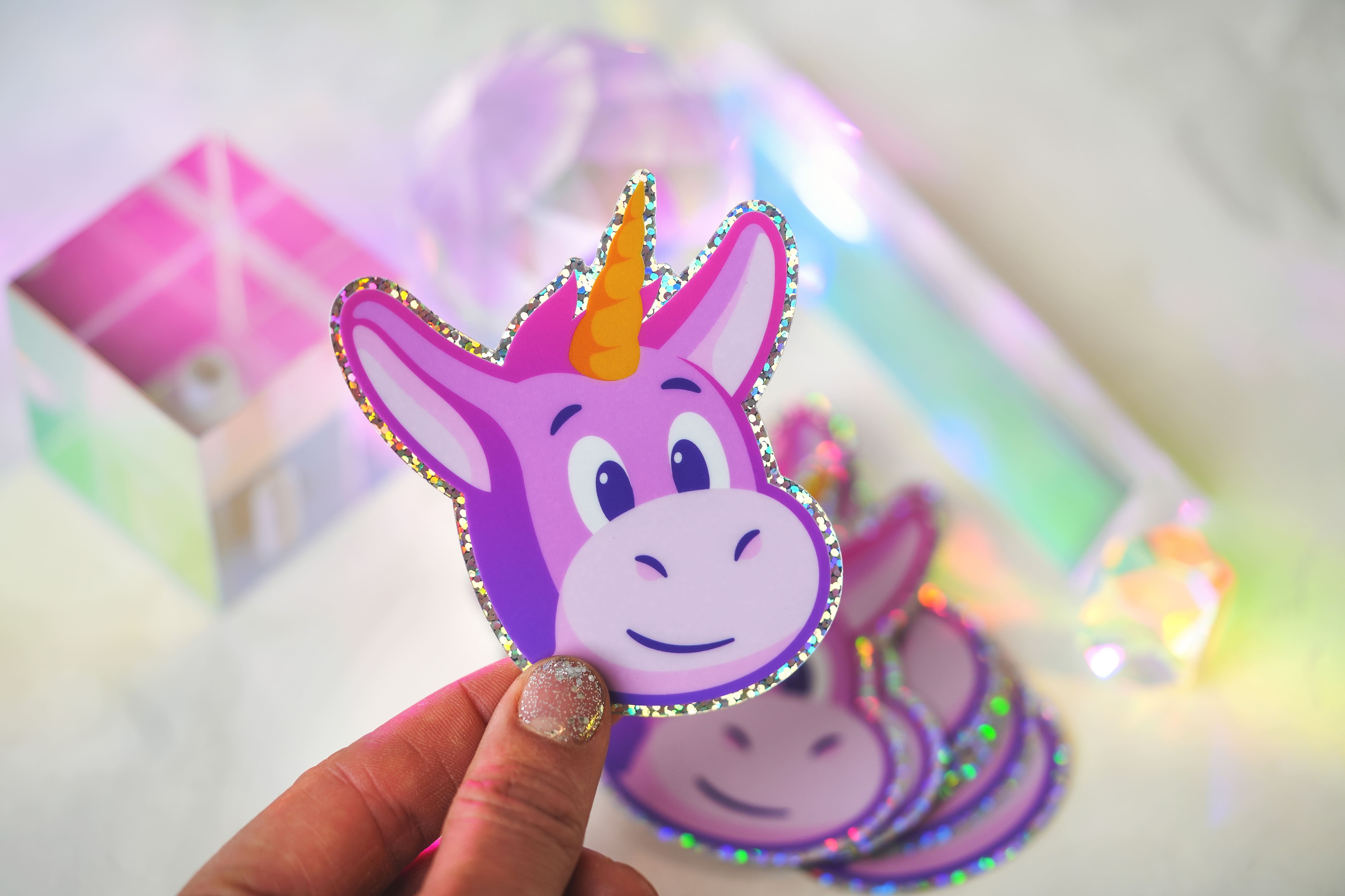 Sticker glitter troquelado de una versión unicornio rosa de la mascota de la Sticker Mule, Herman.