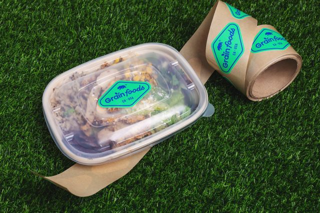 etiqueta de papel em um recipiente de comida takeaway