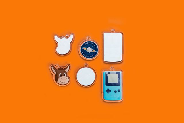 charms de acrílico con respaldo blanco