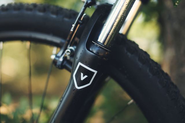 pegatina transparente con tinta blanca aplicada a una bicicleta
