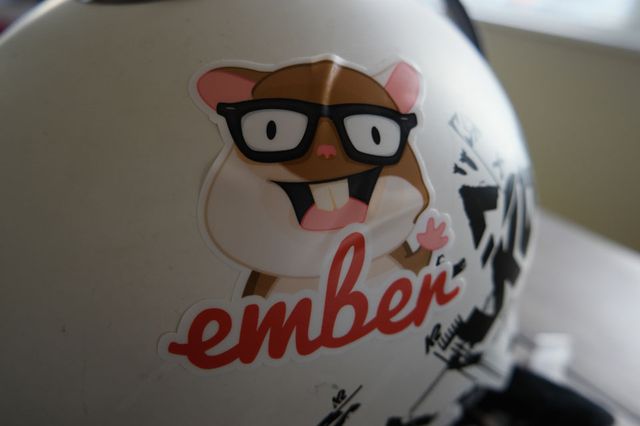 sticker aangebracht op een gebogen helmoppervlak
