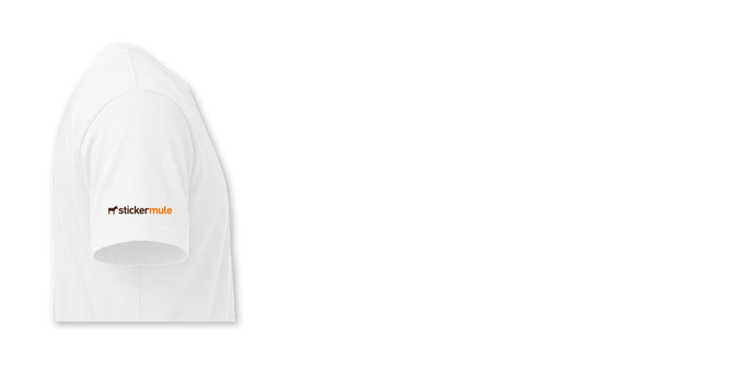 Logo de Sticker Mule impreso en la manga de una camiseta blanca