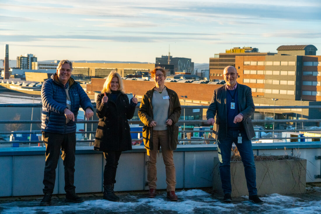 Her, fra taket på  bygget til Renovasjonsetaten i Oslo kommune, vil Den store sirkulærkonferansen finne sted. Her med Torbjørn Leidal (Small Step Media) (f.v), Ellen Høvik (Circular Norway), Natalia Mathisen (NCCE) og Hans Petter Karlsen (Oslo kommune Renovasjons- og gjenvinningsetaten).