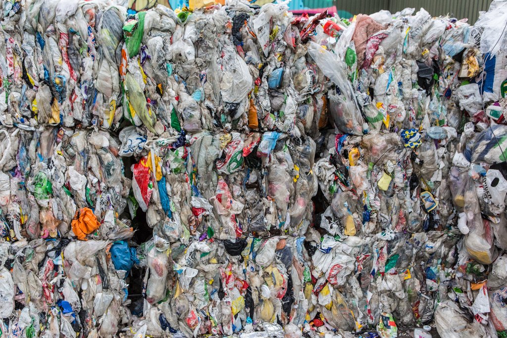 EU-kommisjonen skal utvikle nye kriterier for når avfall slutter å være avfall. Plast og tekstil er først ut.