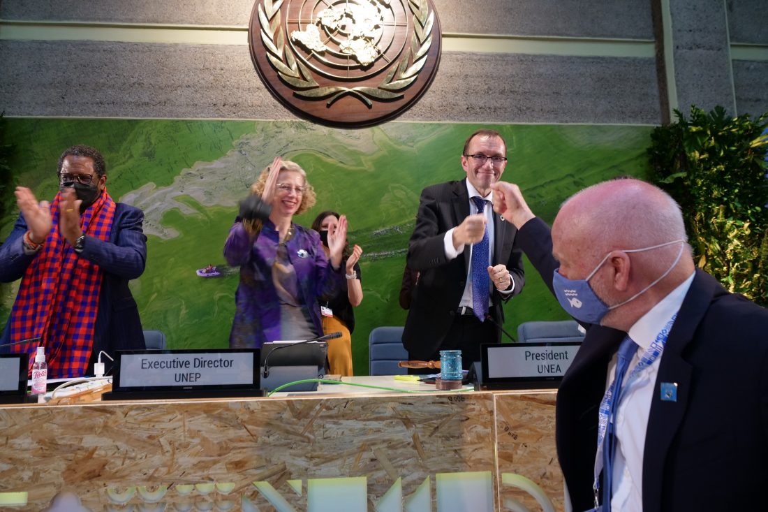 Espen Barth Eide og Peter Thompson, FNs spesialutsending på hav, feiret avtalen med en «fist bump». Foto: Martin Lerberg Fossum