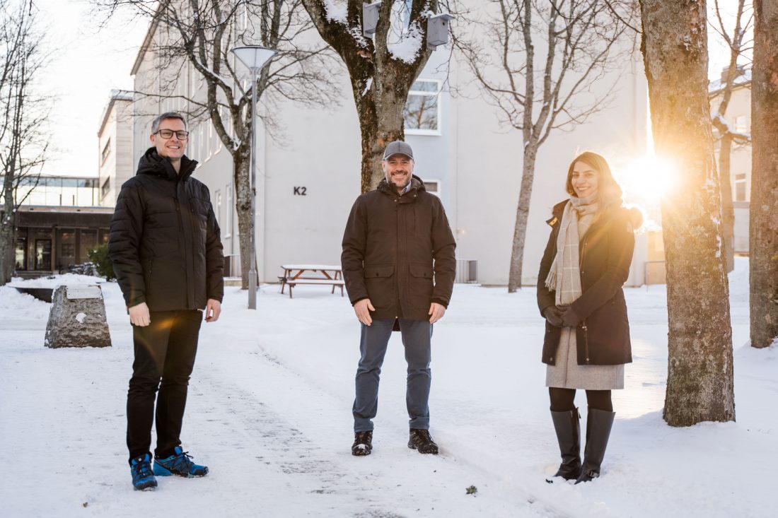 Prosessdriver for hydrogen i NTE, Zohreh Jalili, prosjektleder i RENERGY, Thomas Bjørdal og Senior Prosjektleder Anders Ødegård i SINTEF, i/utenfor Hydrogenlabben til NTNU og SINTEF i Trondheim. Foto: Marius Tvinnereim / RENERGY 