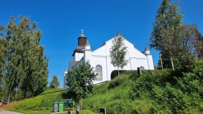 Järvsjö Kyrka med sopsorteringskärl. Foto: John Göransson.