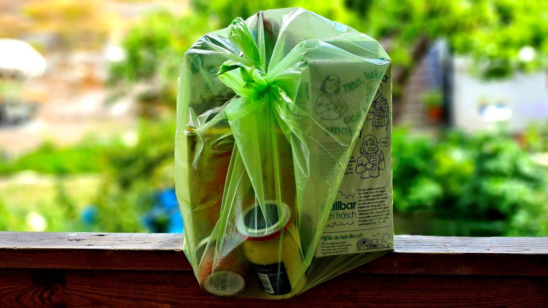 Avfallet från maten i påsen kan bli nya plastpåsar. Foto: John Göransson.