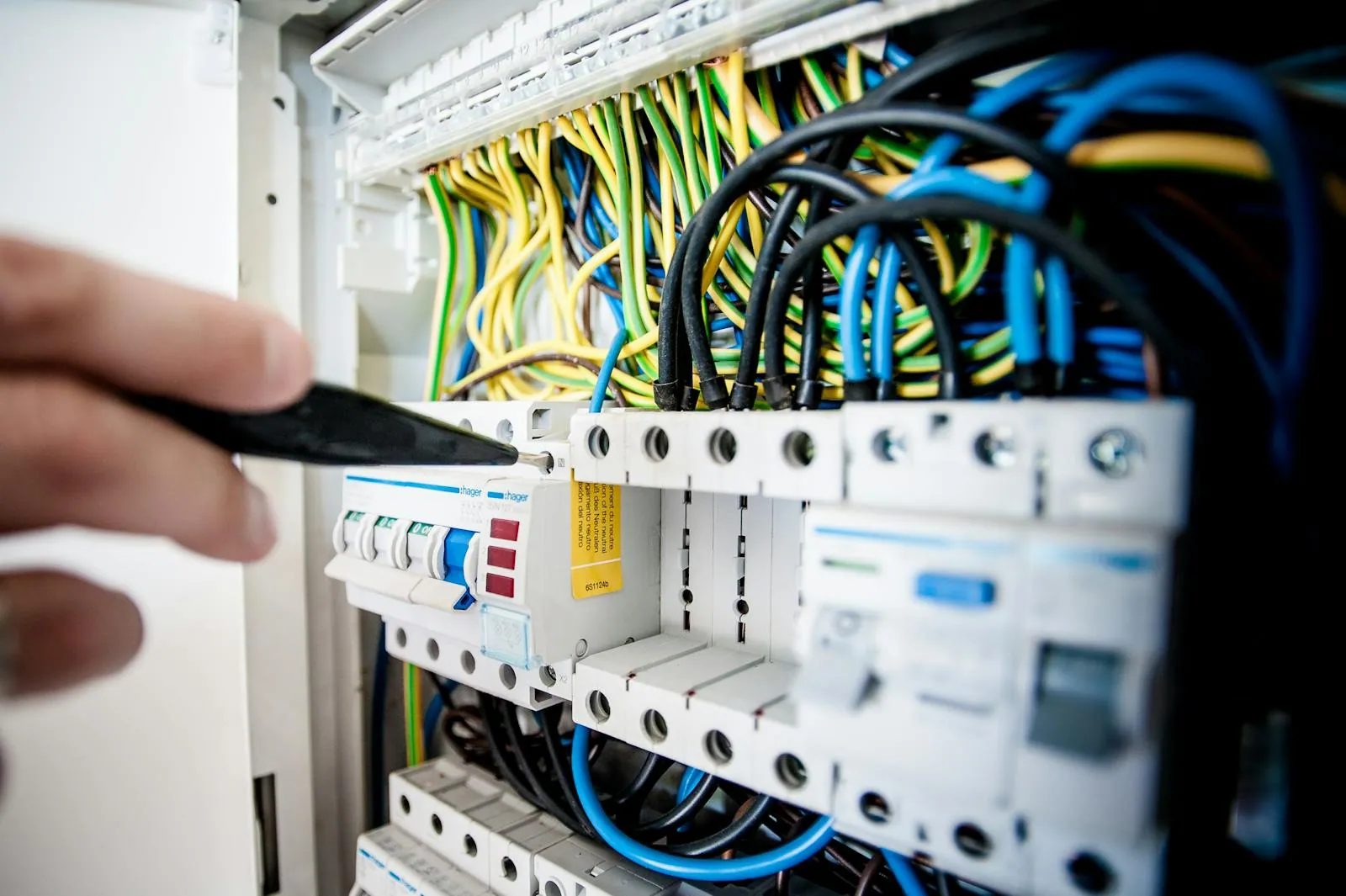 Fachgerechte Elektroinstallation & Reparaturen vom Meisterbetrieb Voltario Elektrotechnik GmbH in Berlin