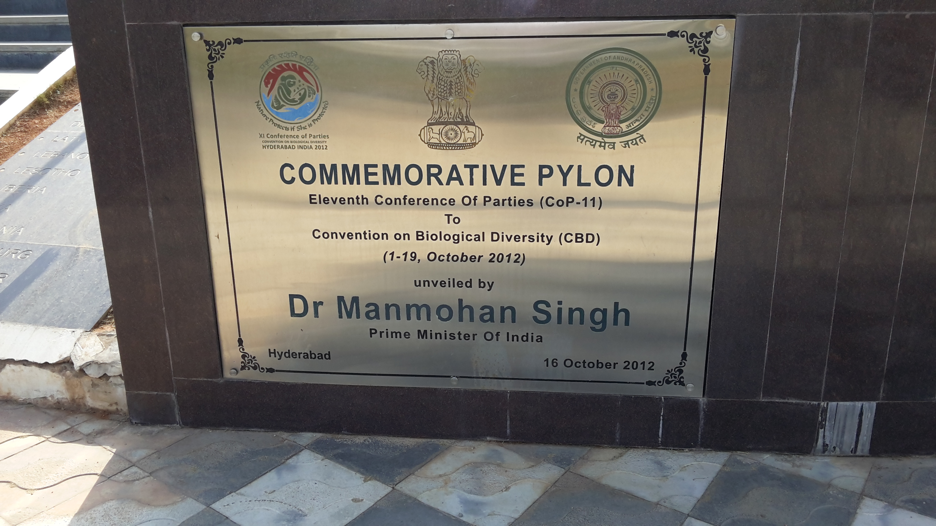 Commemorative pilon, installation plate