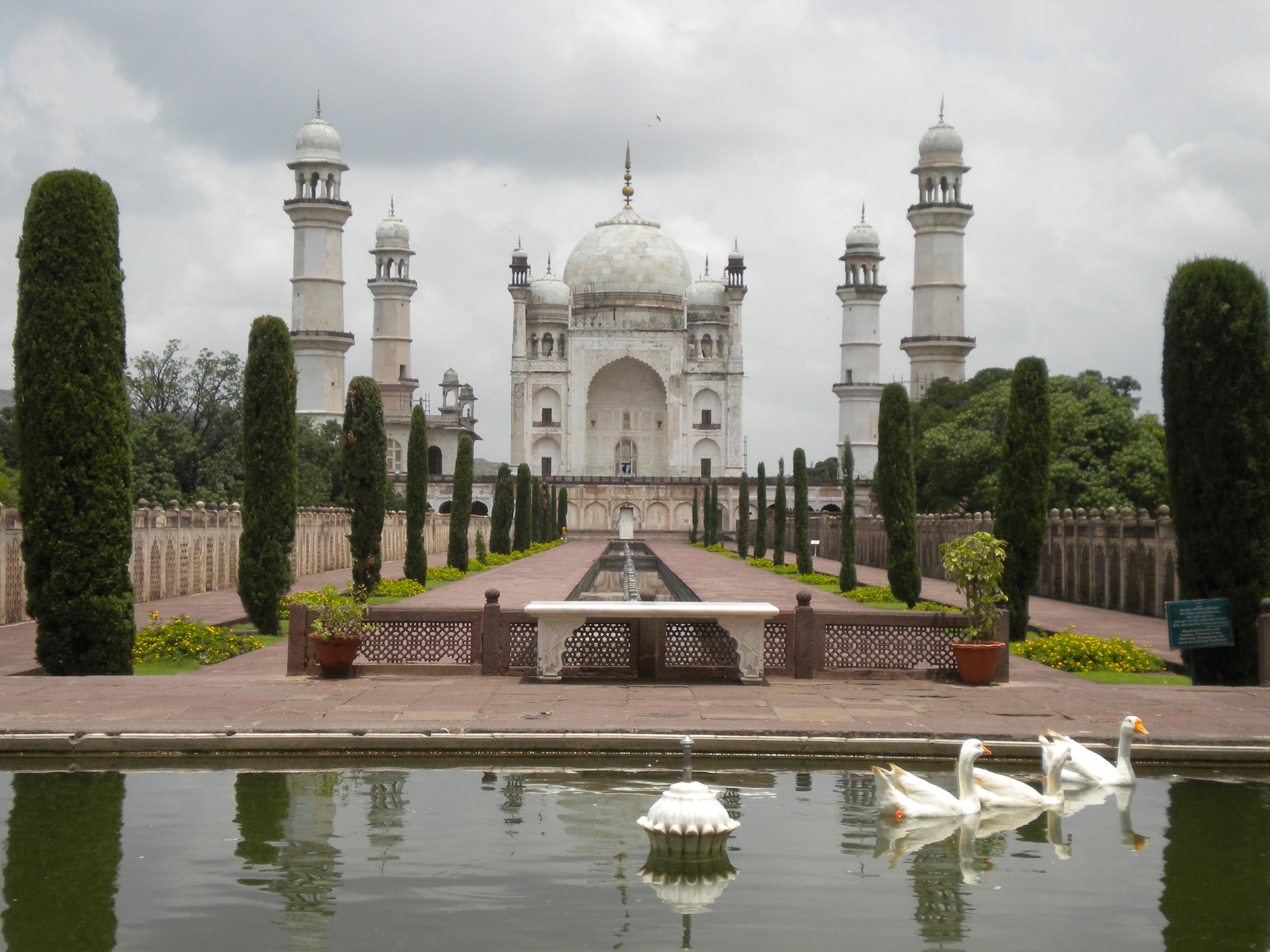 The tomb with geese in the garden pool