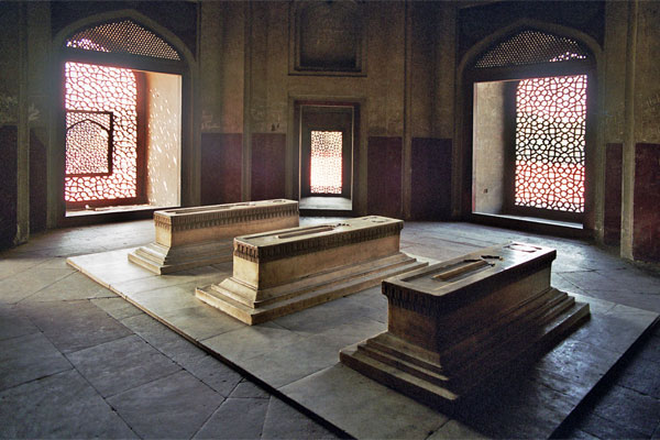 Cenotaphs of Daniyal, Murad, Dara Shikoh etc. in a side room