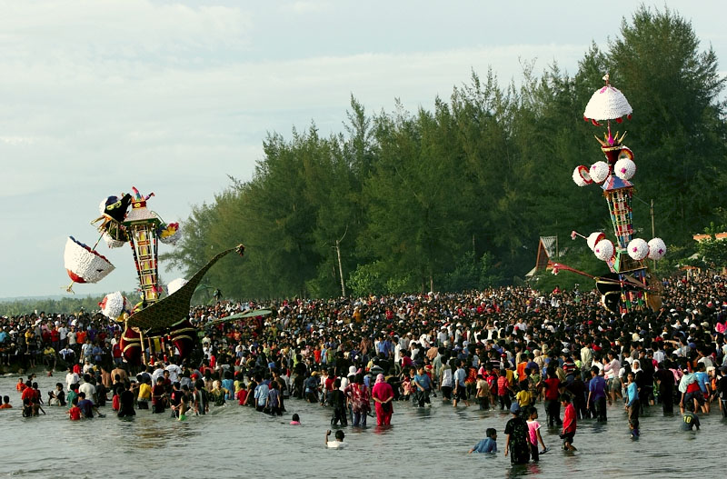 Submerging tabuiks on Ashura in a mock funeral of Husayn, Indonesia