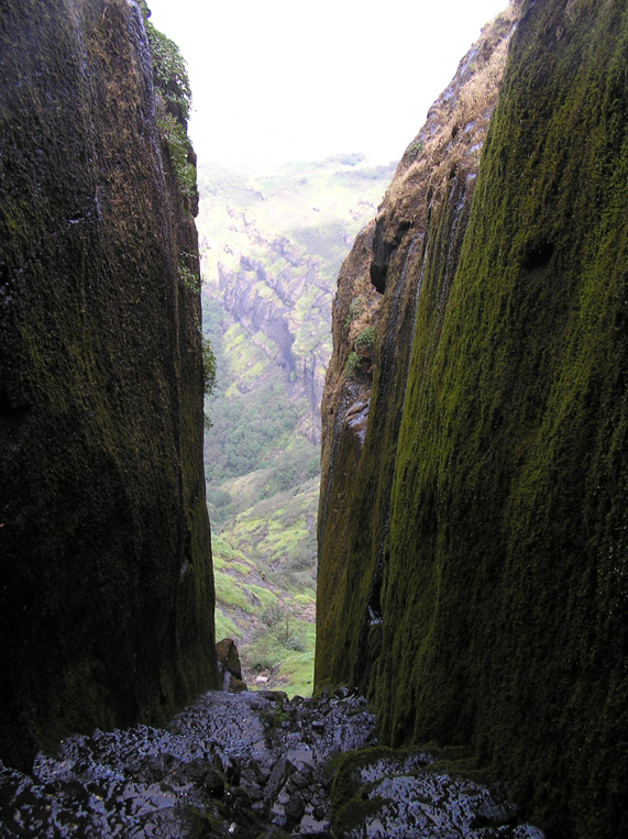 The way down from the Tryambak Darwaza