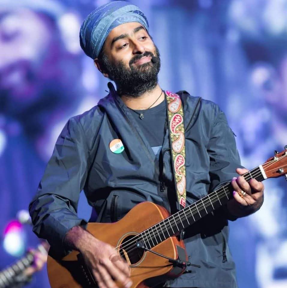 Arijit Singh performance at Chandigarh 2025.jpg