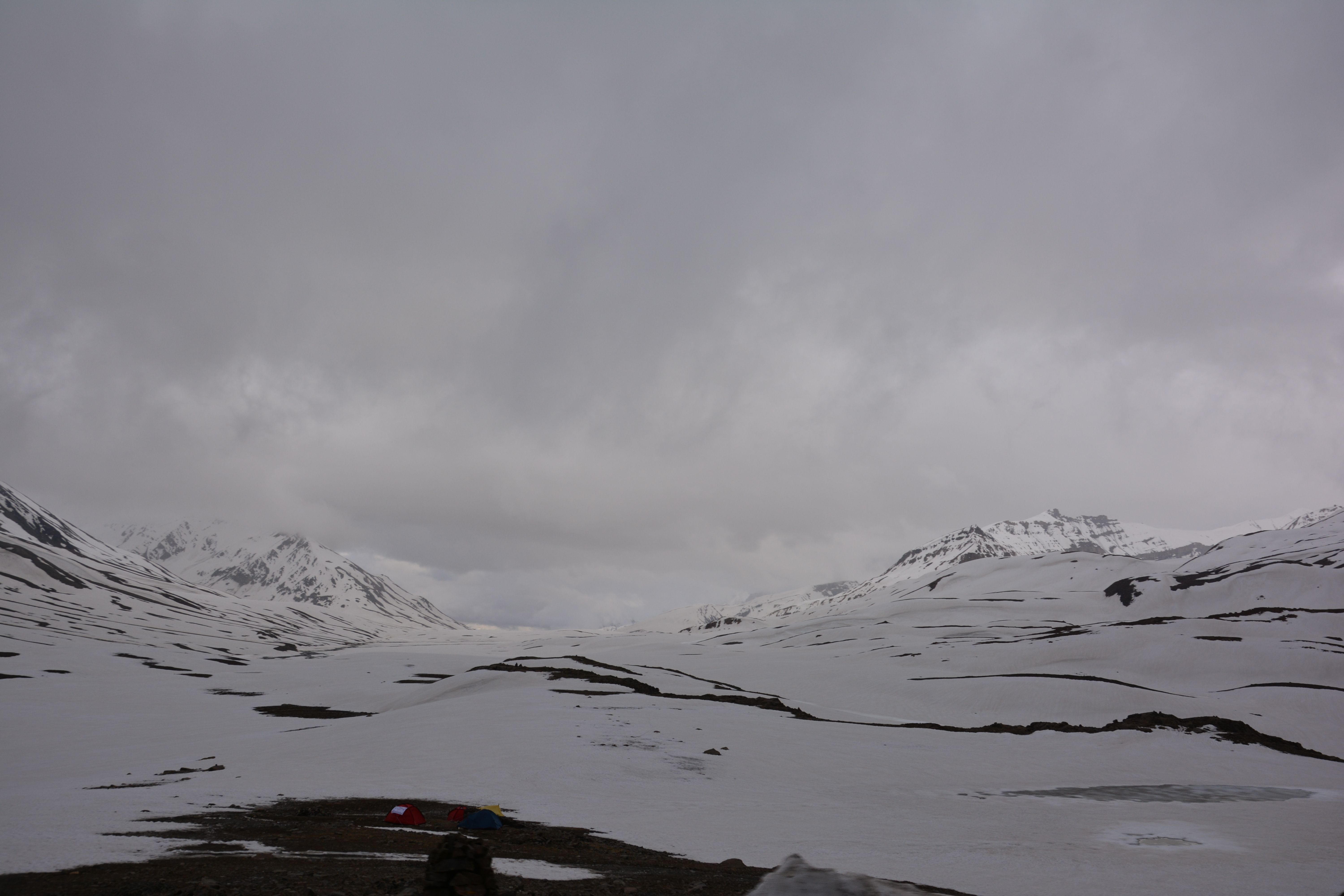 Bara-lacha la snow-covered mountain