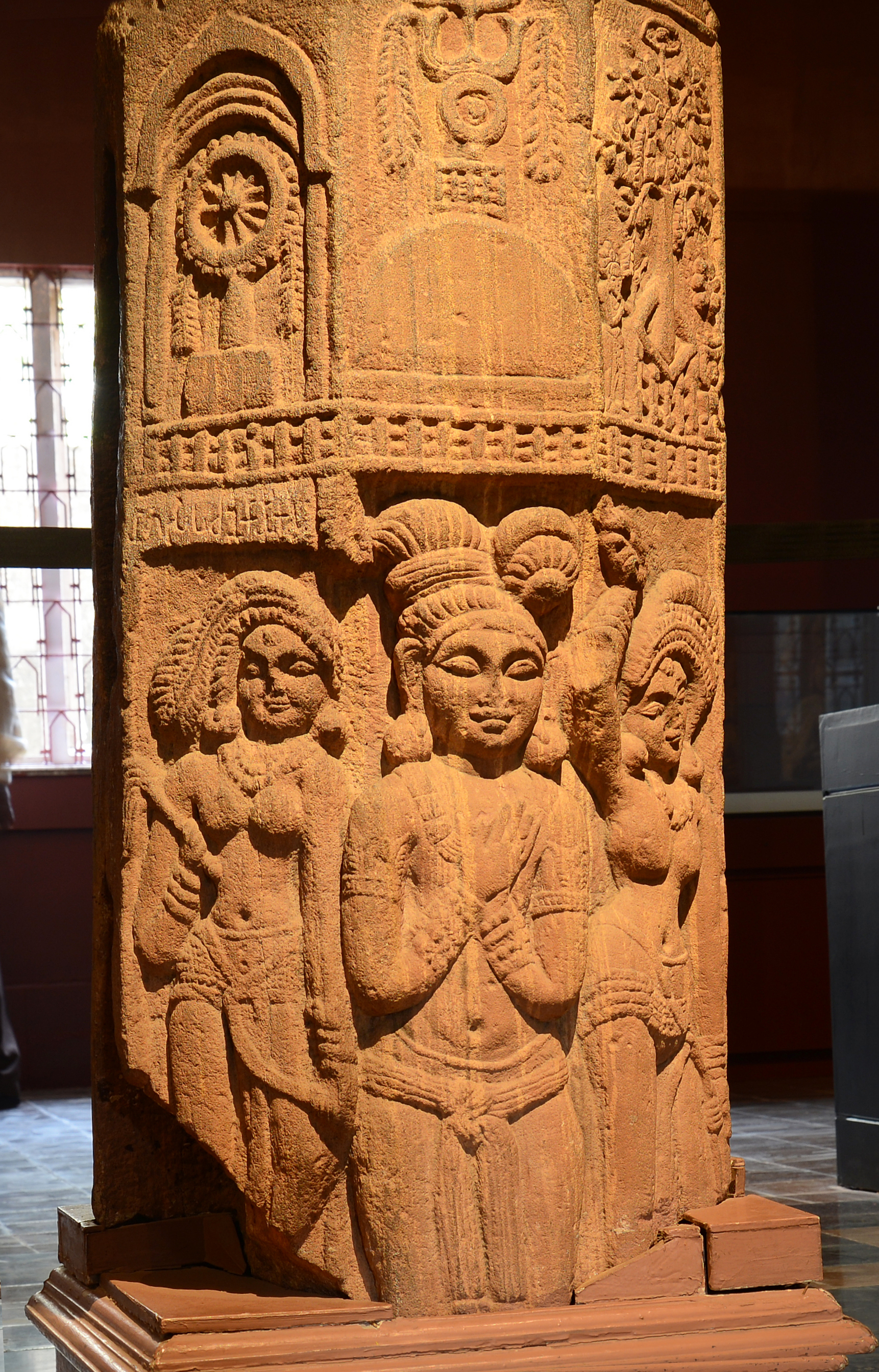 Pauni sculptures on railing pillar, 1st century BCE. Prince of Wales museum ref.78.91.[3]