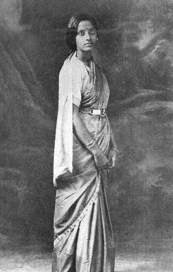 Woman in Nivi sari & vaddanam