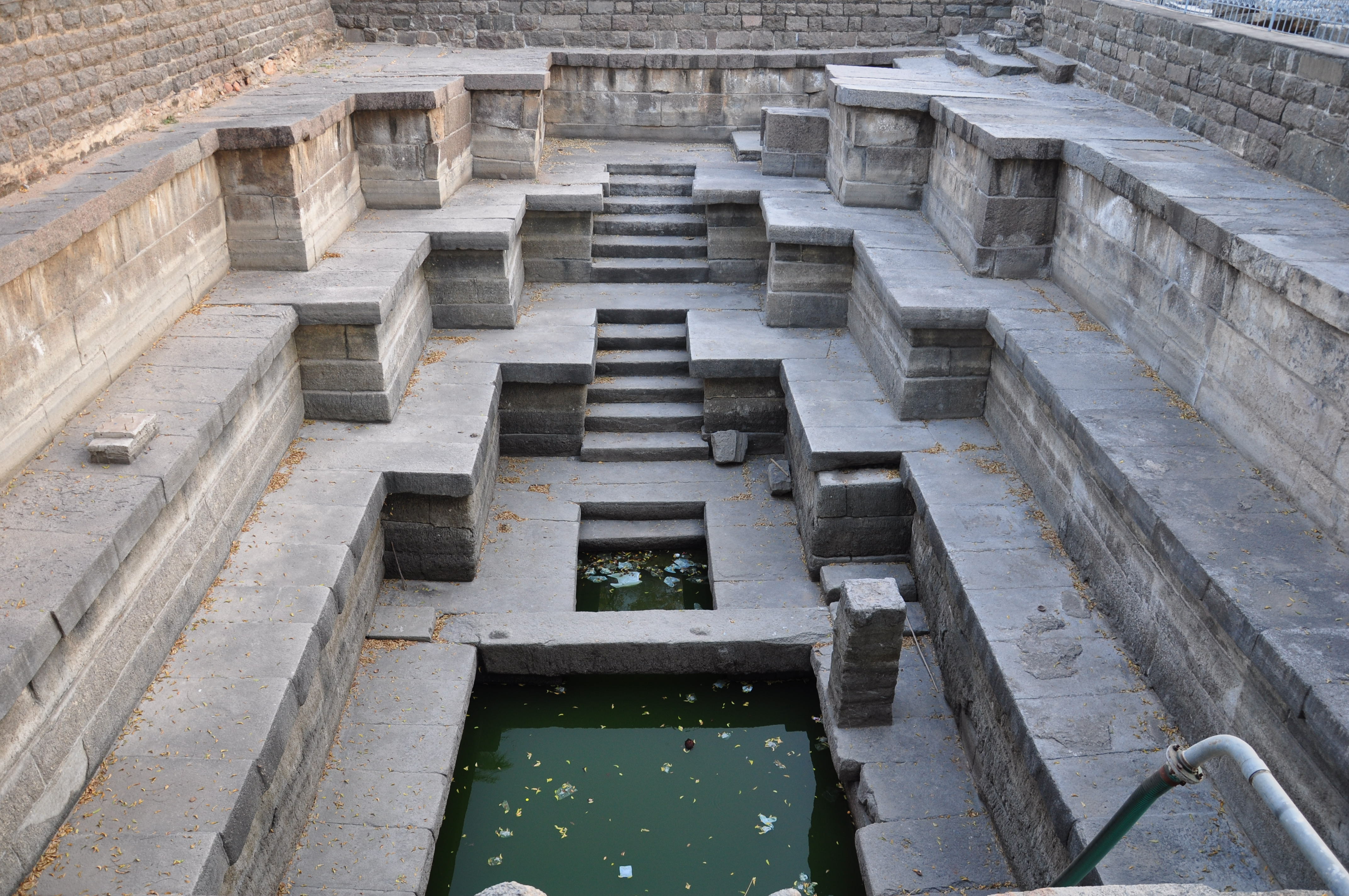 Thousand Pillar Temple pond.JPG
