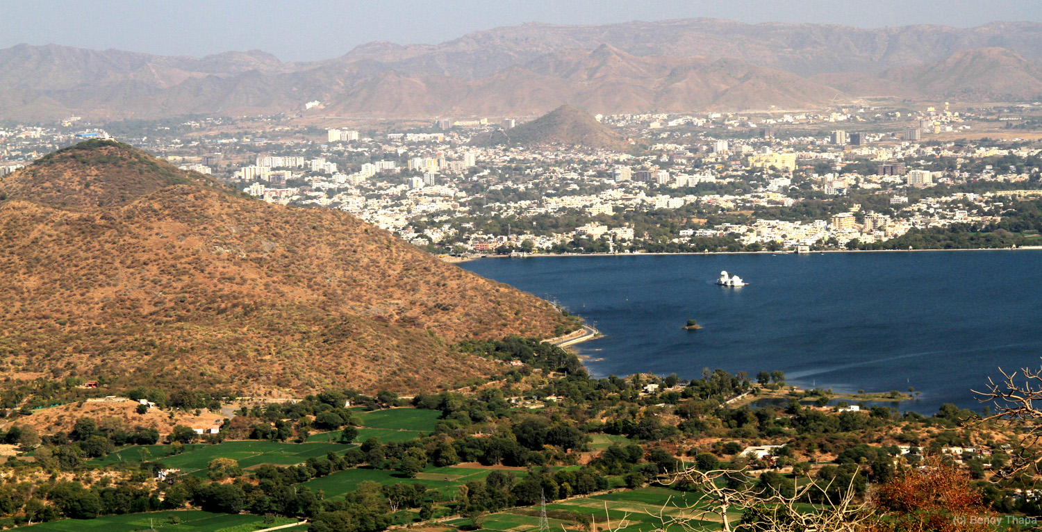 View of a Fateh Sagar Lake from a distance.