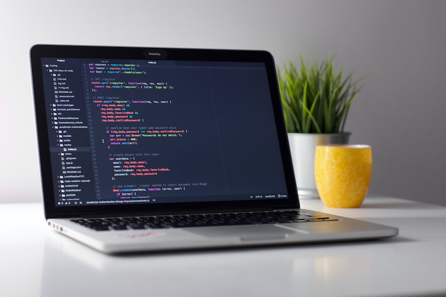 Computer and flower on a desk - Photo by Clément H on Unsplash