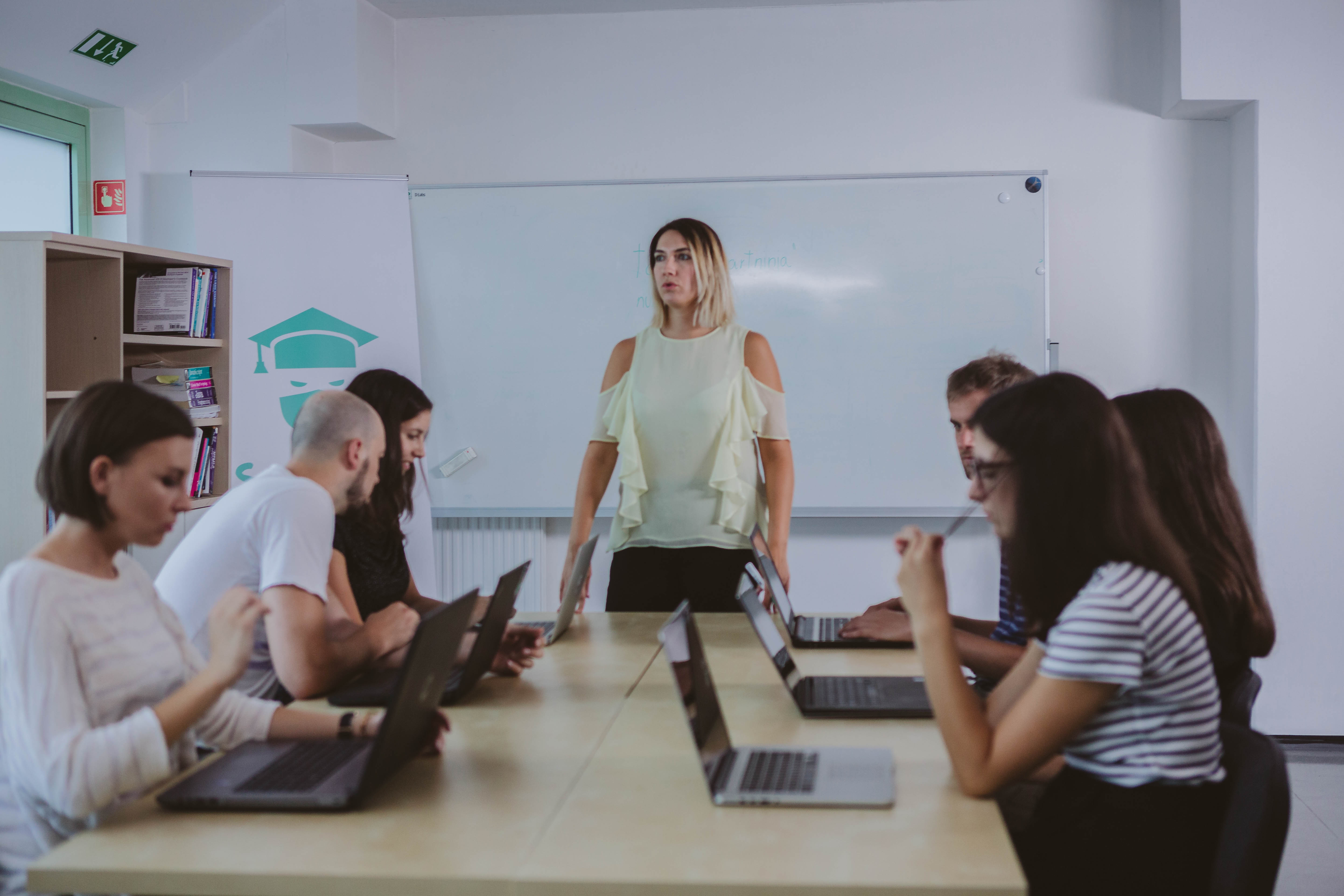 Hvorfor er programmeringskurser med undervisere så dyre?